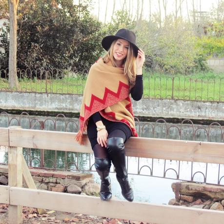 Sombrero fedora + poncho étnico