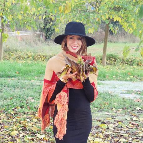 Sombrero fedora + poncho étnico