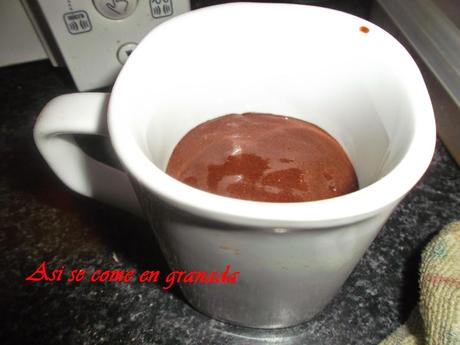 Bizcocho de chocolate a la taza