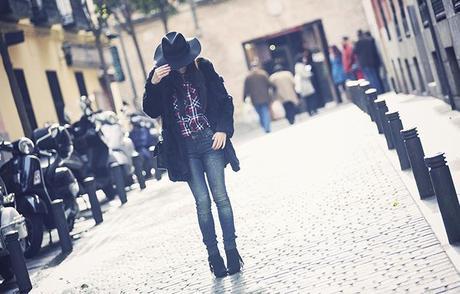 street style barbara crespo black hake coat chanel bag pepe jeans hat fashion blogger outfitt blog de moda