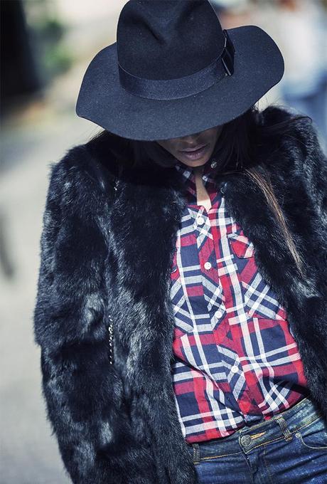 street style barbara crespo black hake coat chanel bag pepe jeans hat fashion blogger outfitt blog de moda