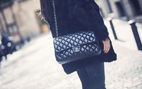 street style barbara crespo black hake coat chanel bag pepe jeans hat fashion blogger outfitt blog de moda