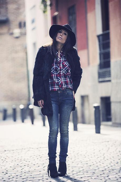 street style barbara crespo black hake coat chanel bag pepe jeans hat fashion blogger outfitt blog de moda