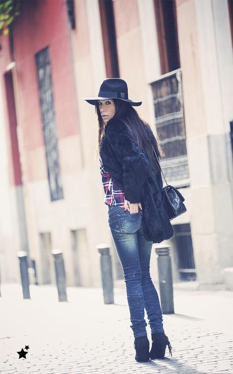 street style barbara crespo black hake coat chanel bag pepe jeans hat fashion blogger outfitt blog de moda