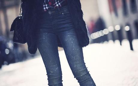 street style barbara crespo black hake coat chanel bag pepe jeans hat fashion blogger outfitt blog de moda