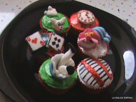 CUPCAKES  DE VAINILLA CON MERENGUE DE ALÍCIA EN EL PAÍS DE LAS MARAVILLAS. RETO UNA GALLETA UN CUENTO.