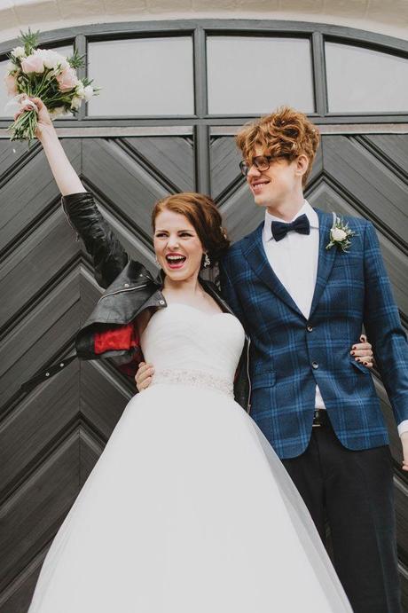 novia con chaqueta de cuero