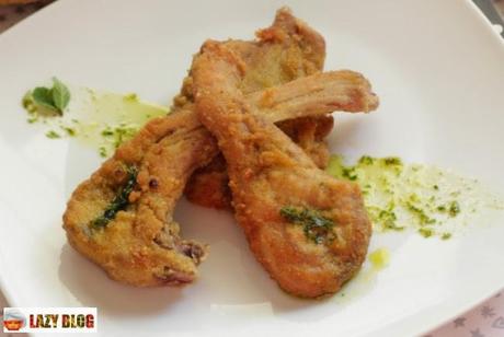 Chuletillas de cordero empanadas con salsa de menta. Receta de Navidad