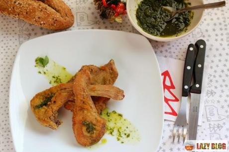 Chuletillas de cordero empanadas con salsa de menta. Receta de Navidad