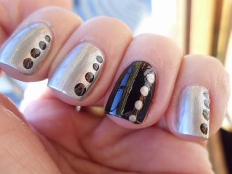 manicura plateada y negra