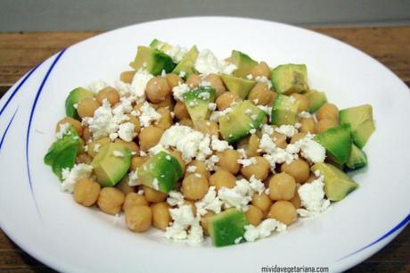 Garbanzos con aguacate y queso feta