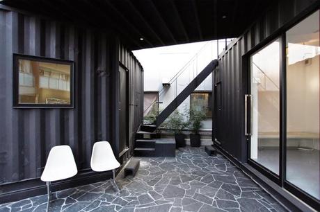 Dos contenedores en pleno Tokio, una pequeña construcción diseñada varios usos