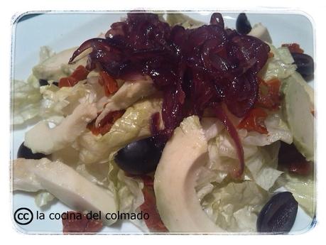 Ensalada de aguacate y cebolla caramelizada