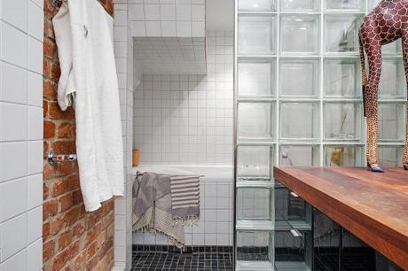 vigas en el techo ventanas tragaluces Paredes de ladrillo visto estilo nórdico escandinavo dúplex nórdico distribución decoración que mezcla decoración moderna nordica cocinas modernas cocinas blancas acero inoxidable blog estilo nórdico 