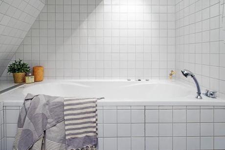 vigas en el techo ventanas tragaluces Paredes de ladrillo visto estilo nórdico escandinavo dúplex nórdico distribución decoración que mezcla decoración moderna nordica cocinas modernas cocinas blancas acero inoxidable blog estilo nórdico 