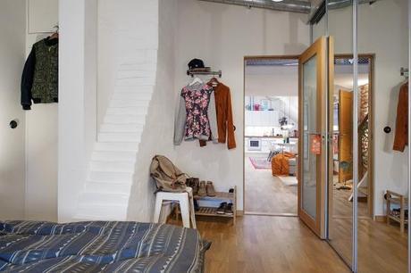 vigas en el techo ventanas tragaluces Paredes de ladrillo visto estilo nórdico escandinavo dúplex nórdico distribución decoración que mezcla decoración moderna nordica cocinas modernas cocinas blancas acero inoxidable blog estilo nórdico 