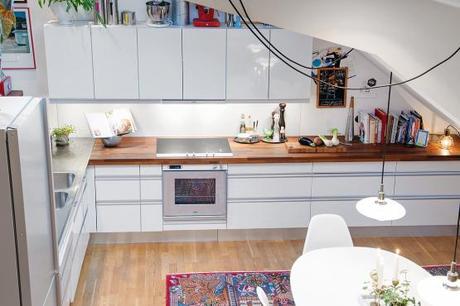 vigas en el techo ventanas tragaluces Paredes de ladrillo visto estilo nórdico escandinavo dúplex nórdico distribución decoración que mezcla decoración moderna nordica cocinas modernas cocinas blancas acero inoxidable blog estilo nórdico 