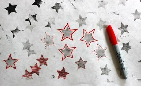 Haz un papel de regalo casero con tus hijos Papel de regalo DIY de estrellas decorado por niños