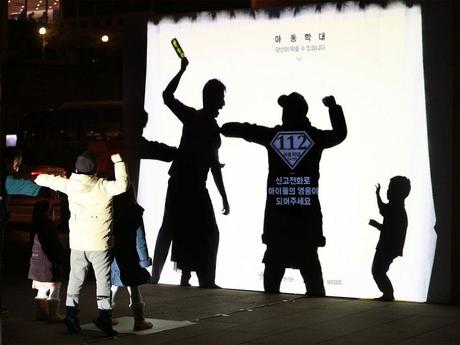 Billboard interactivo contra el abuso infantil