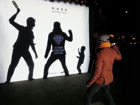 Billboard interactivo contra el abuso infantil