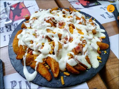 Patatas de Irish Temple con queso, bacon y salsa white cream en The Irish Temple Moratalaz Madrid