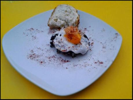 Huevo de codorniz sobre morcilla de burgos con virutas de jamón en el Timón de La Lonja Moratalaz. Ruta de la Tapa de Moratalaz del día 14 al 20 de Julio de 2014
