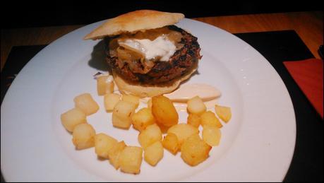 Hamburguesa de ternera con queso brie y cebolla caramelizada Restaurante La Chulapa de Alcalá