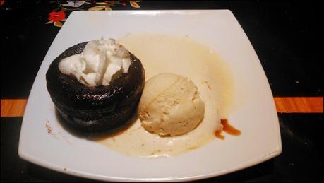 Coulant de chocolate con helado de vainilla Restaurante La Chulapa de Alcalá