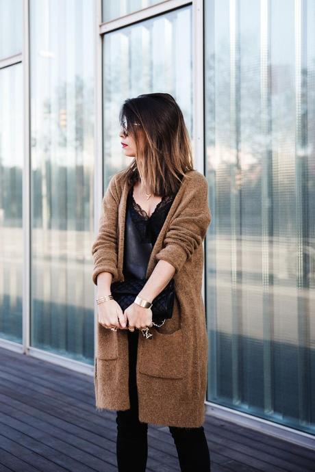 MAXI CARDIGAN Maxi_Cardigan-Lace_Leather_Top-Bucklets_Shoes-Skinny_Jeans-Outfit-Street_Style-22