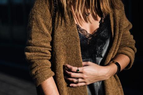 MAXI CARDIGAN Maxi_Cardigan-Lace_Leather_Top-Bucklets_Shoes-Skinny_Jeans-Outfit-Street_Style-40