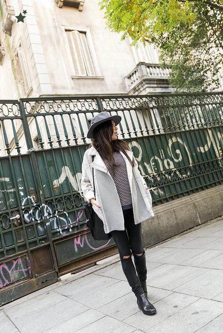 street style barbara crespo ripped jeans the corner coat fashion blogger outfit blog de moda