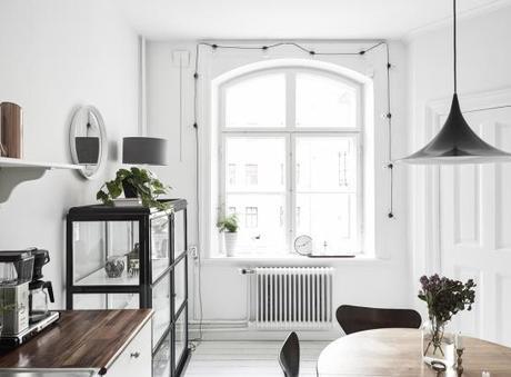 Piso nórdico pequeño y de 2ª mano pero elegante sillas 7 arne jacobsen renovar con pintura muebles de diseño estilo nórdico escandinavo decoración pisos viejos decoración pisos pequeños decoración piso segunda mano decoración en blanco cocina blanca nórdica blog decoración nórdica