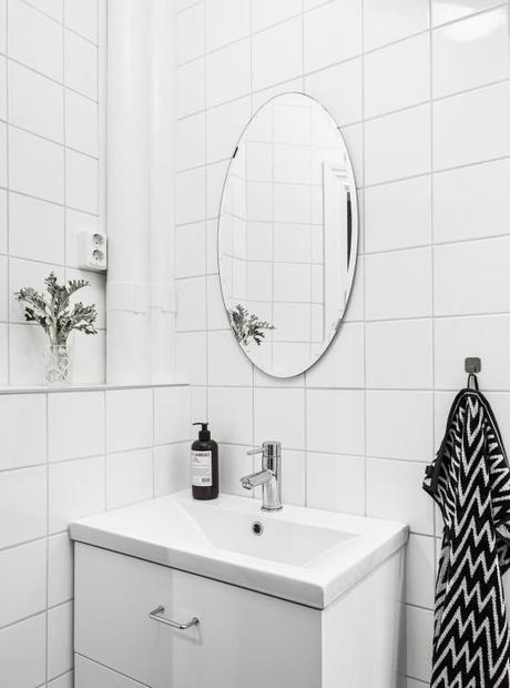 Piso nórdico pequeño y de 2ª mano pero elegante sillas 7 arne jacobsen renovar con pintura muebles de diseño estilo nórdico escandinavo decoración pisos viejos decoración pisos pequeños decoración piso segunda mano decoración en blanco cocina blanca nórdica blog decoración nórdica