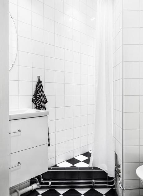 Piso nórdico pequeño y de 2ª mano pero elegante sillas 7 arne jacobsen renovar con pintura muebles de diseño estilo nórdico escandinavo decoración pisos viejos decoración pisos pequeños decoración piso segunda mano decoración en blanco cocina blanca nórdica blog decoración nórdica