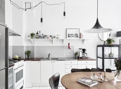 Piso nórdico pequeño y de 2ª mano pero elegante sillas 7 arne jacobsen renovar con pintura muebles de diseño estilo nórdico escandinavo decoración pisos viejos decoración pisos pequeños decoración piso segunda mano decoración en blanco cocina blanca nórdica blog decoración nórdica