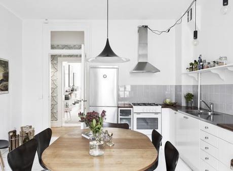 Piso nórdico pequeño y de 2ª mano pero elegante sillas 7 arne jacobsen renovar con pintura muebles de diseño estilo nórdico escandinavo decoración pisos viejos decoración pisos pequeños decoración piso segunda mano decoración en blanco cocina blanca nórdica blog decoración nórdica