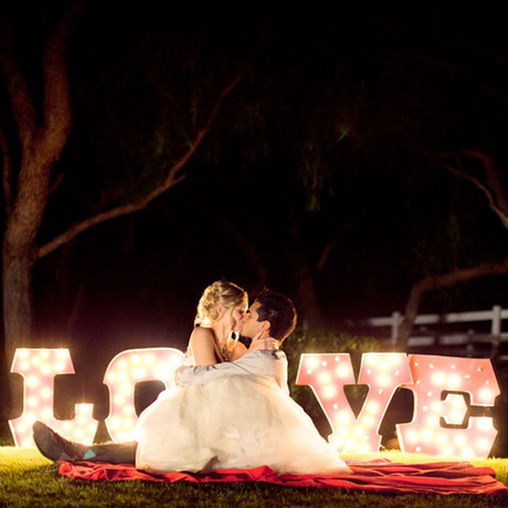 Letras y figuras luminosas para decorar tu boda