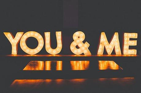 Letras y figuras luminosas para decorar tu boda