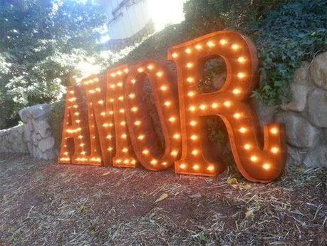 Letras y figuras luminosas para decorar tu boda