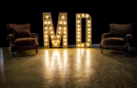 Letras y figuras luminosas para decorar tu boda