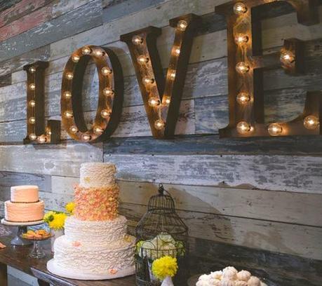 Letras y figuras luminosas para decorar tu boda
