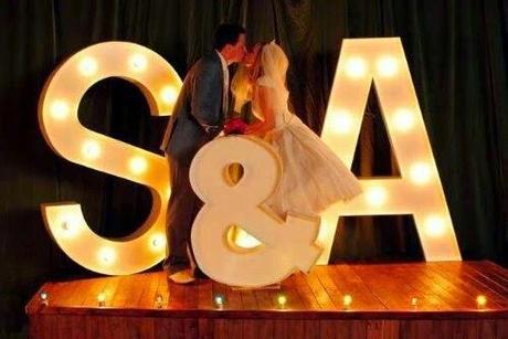 Letras y figuras luminosas para decorar tu boda