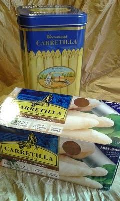 caja vintage y esparragos carretilla