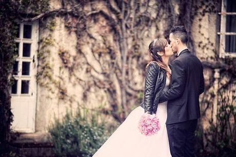 Novia con chaqueta de cuero