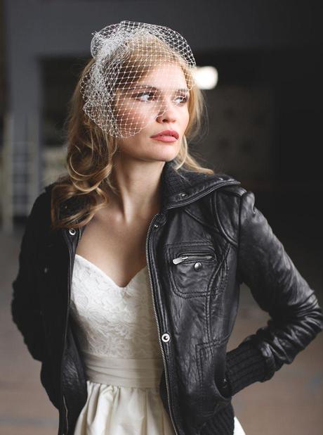 Novia con chaqueta de cuero