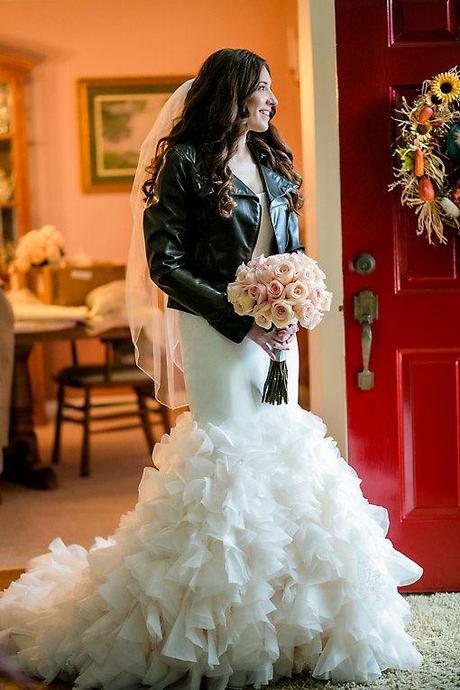 Novia con chaqueta de cuero