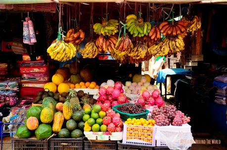 Puesto de frutas del mercado de Kalaw, Myanmar