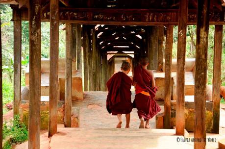 Monjes novicios bajando del monasterio en Kalaw, Myanmar
