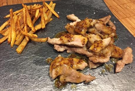 Secreto con salsa de mostaza y naranja