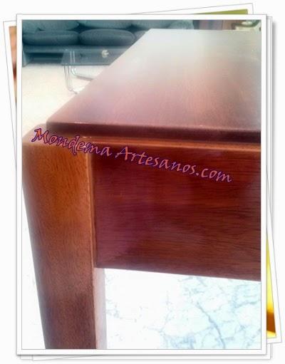 Mesa de madera de iroko